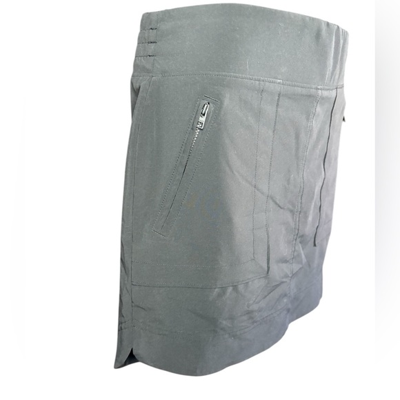 Athleta Chelsea Cargo Skort Mesh Inner Shorts
Skirt black Womens Size 2 preloved - Picture 5 of 8